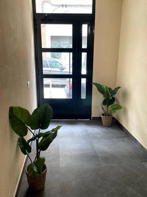 Cozy 2 Bedroom Apartment With Patio Madrid Exterior photo