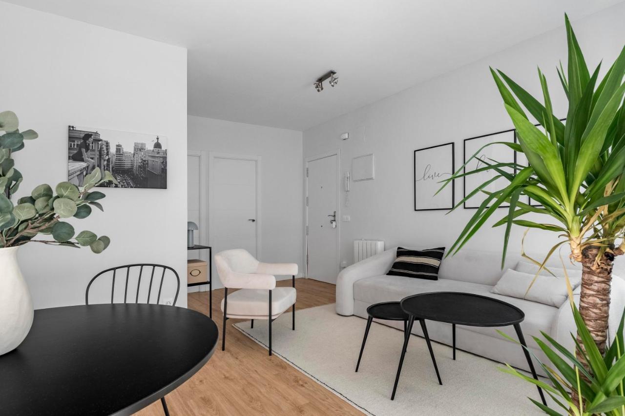 Cozy 2 Bedroom Apartment With Patio Madrid Exterior photo